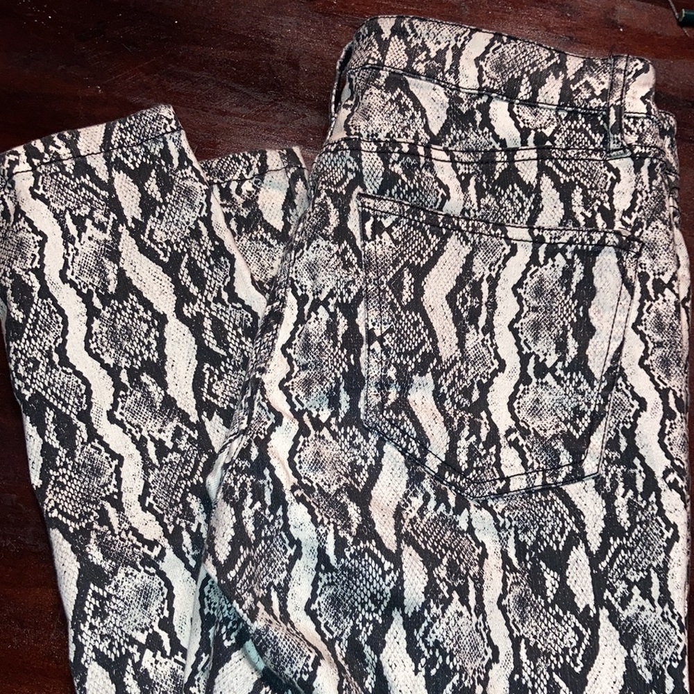 NWOT Snakeskin Print Wild Fable Skinny Jeggings Black & Cream Denim Size 2 - Picture 2 of 7